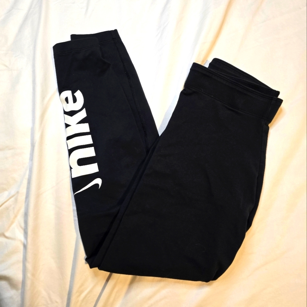 Nike Black Athletic Leggings with Tapered Design
